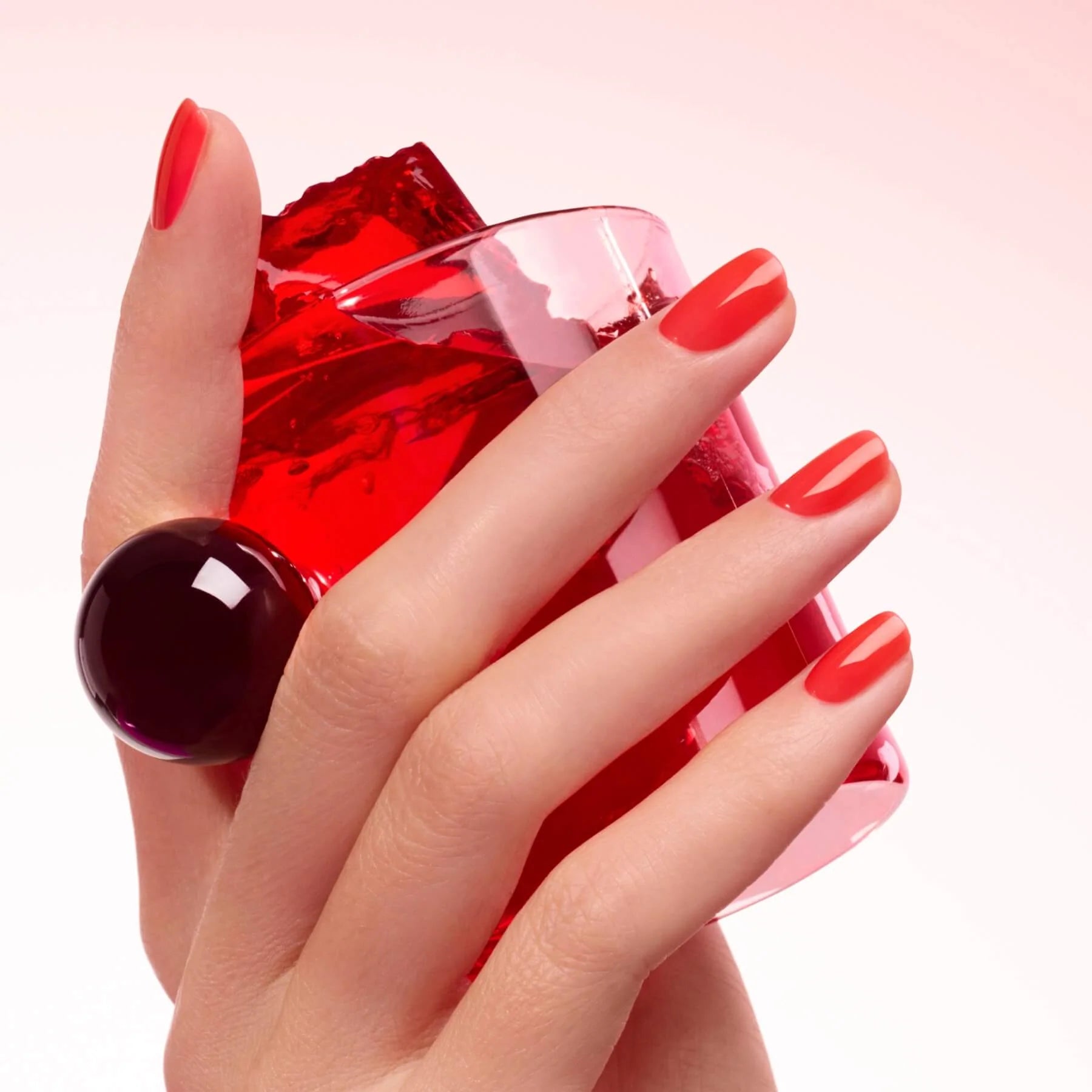 MANUCURIST Green™ Nagellack - Twizzle - Halbtransparenter roter Nagellack mit orangenem Unterton