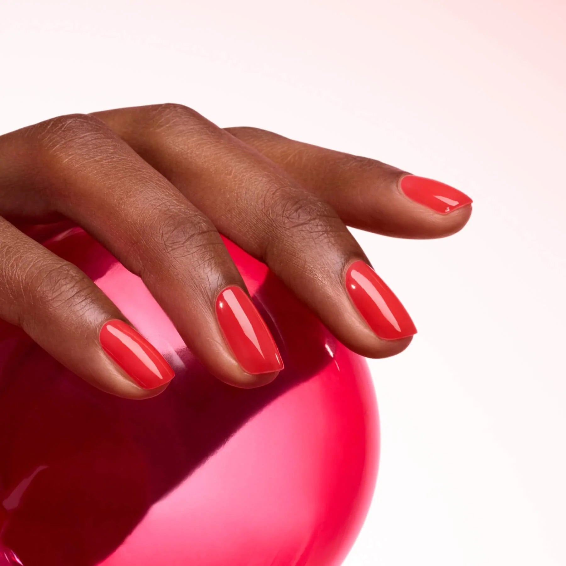 MANUCURIST Green™ Nagellack - Twizzle - Halbtransparenter roter Nagellack mit orangenem Unterton