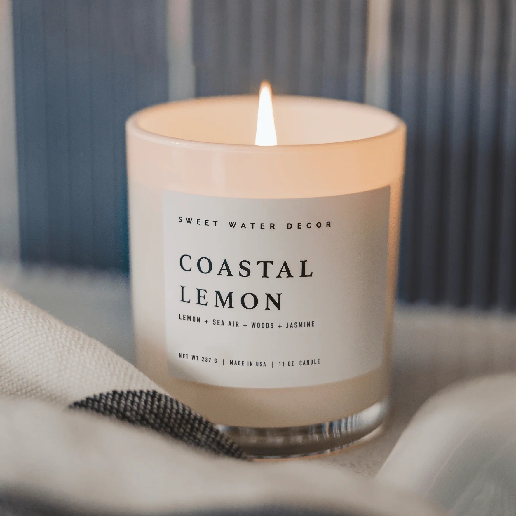 Duftkerze Coastal Lemon - Sojawachskerze mit Zitrone, Bergamotte, Jasmin, Meersalz &amp; Sandelholz