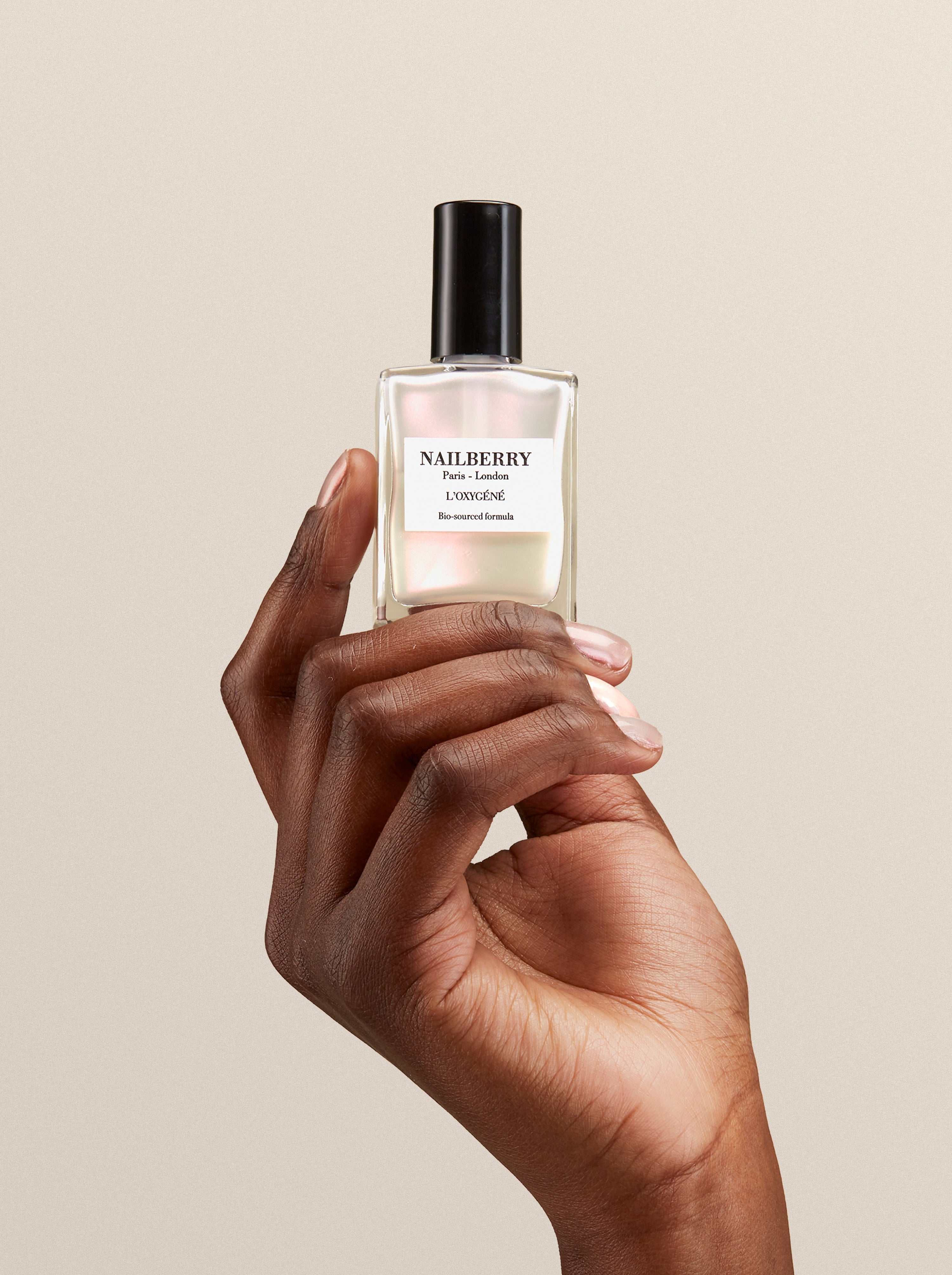 NAILBERRY Nagellack Inner Glow - Perlweiß mit einem halbtransparenten, brillanten Finish