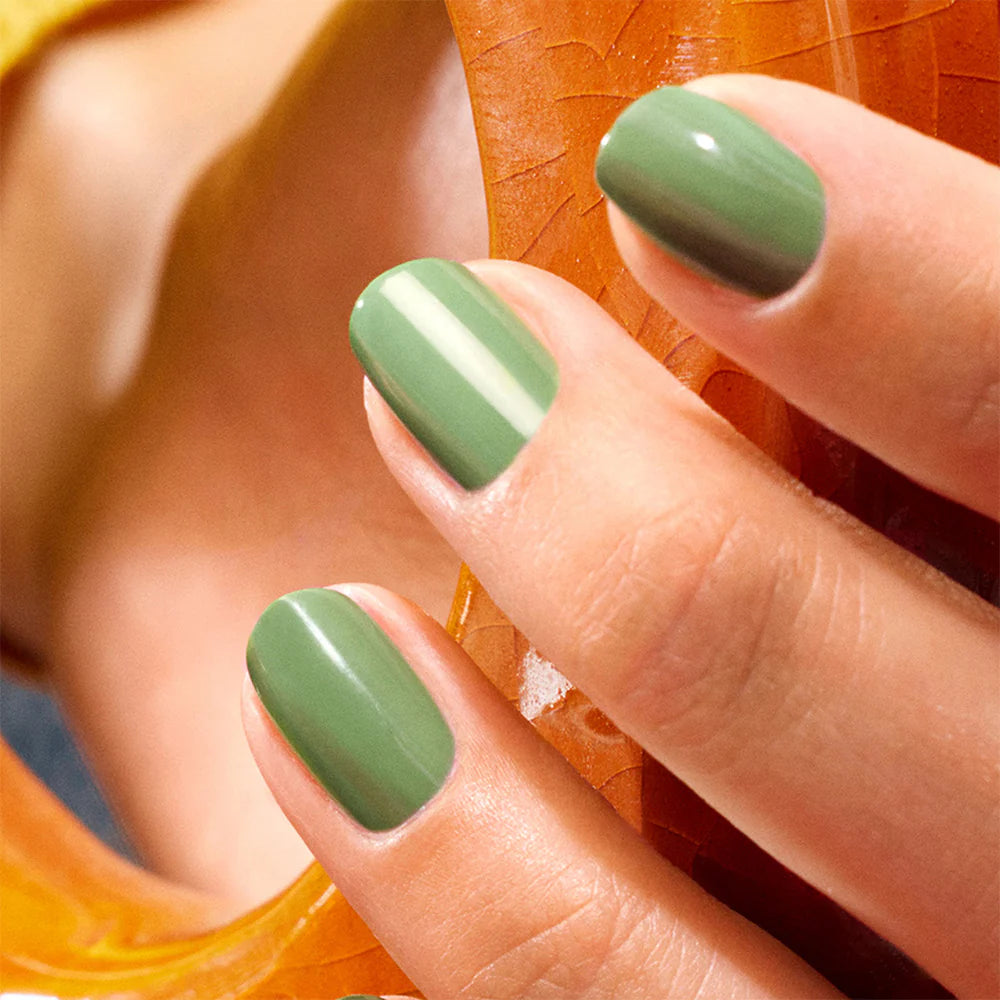 MANUCURIST Green™ Nagellack - Artichaut - Gedämpftes, sattes Grün mit gelblichen Untertönen