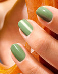 MANUCURIST Green™ Nagellack - Artichaut - Gedämpftes, sattes Grün mit gelblichen Untertönen