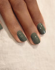 MANUCURIST Green™ Nagellack - Khaki - Grün mit grauen Untertönen