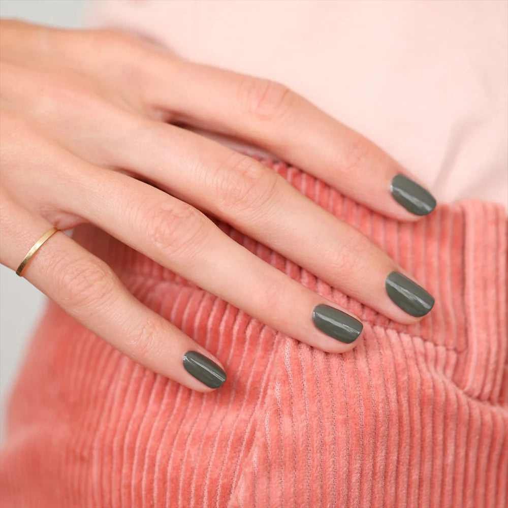 MANUCURIST Green™ Nagellack - Khaki - Grün mit grauen Untertönen