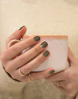 MANUCURIST Green™ Nagellack - Khaki - Grün mit grauen Untertönen