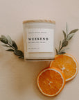 Duftkerze Weekend - Sojawachskerze mit Salbei, Orange, Amber & Tonkabohne