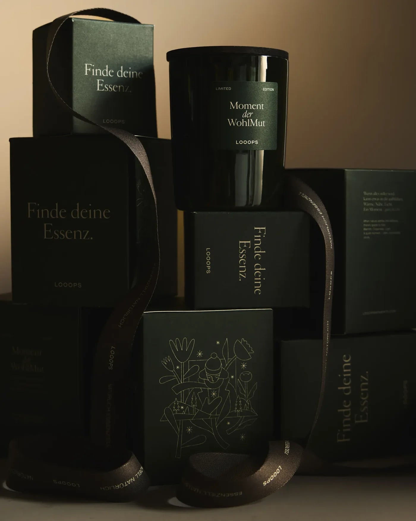 LOOOPS Duftkerze Moment der WohlMut - Frohsinn - warm-würziger Duft mit Kardamom, Blutorange &amp; Zimt