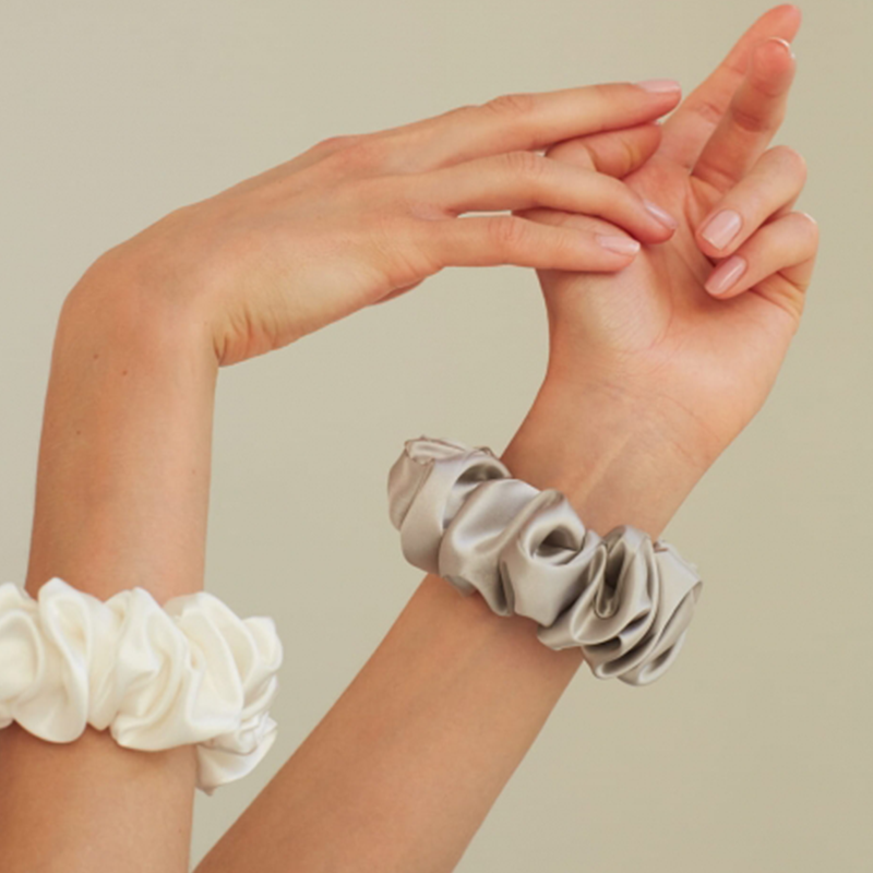 Silk Scrunchie Powder White M